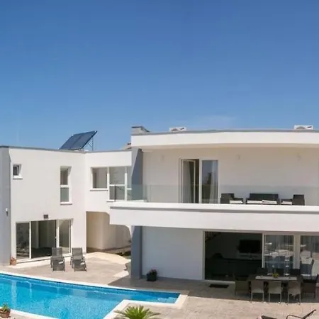Beachfront Orion With Pool *