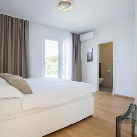 Apartament Beachfront Orion With Pool