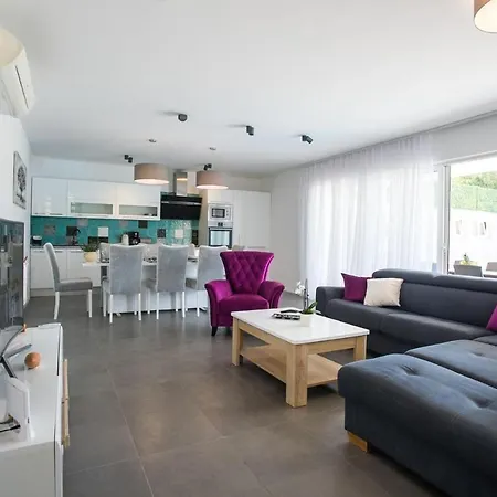 Beachfront Orion With Pool Apartament *