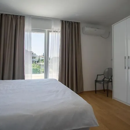 Beachfront Orion With Pool Apartament