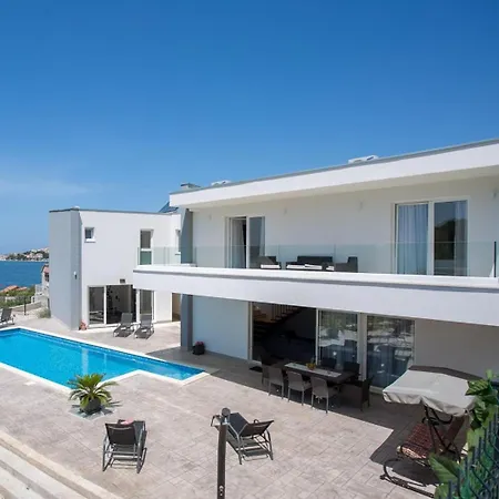 Beachfront Orion With Pool *