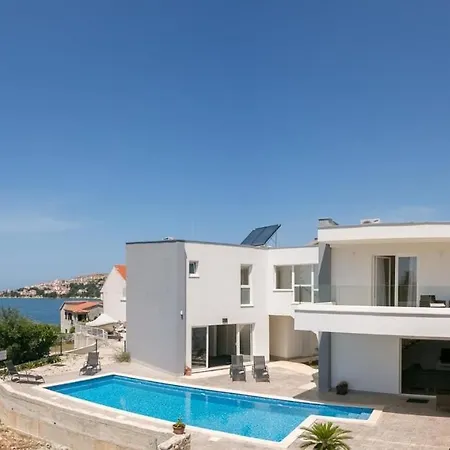 Beachfront Orion With Pool *
